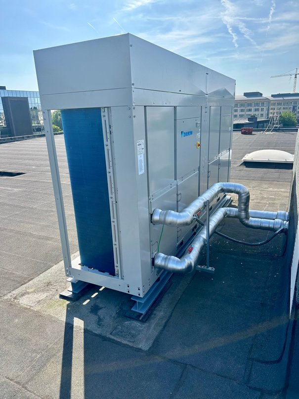 Technische koelinstallatie op dakopstelling