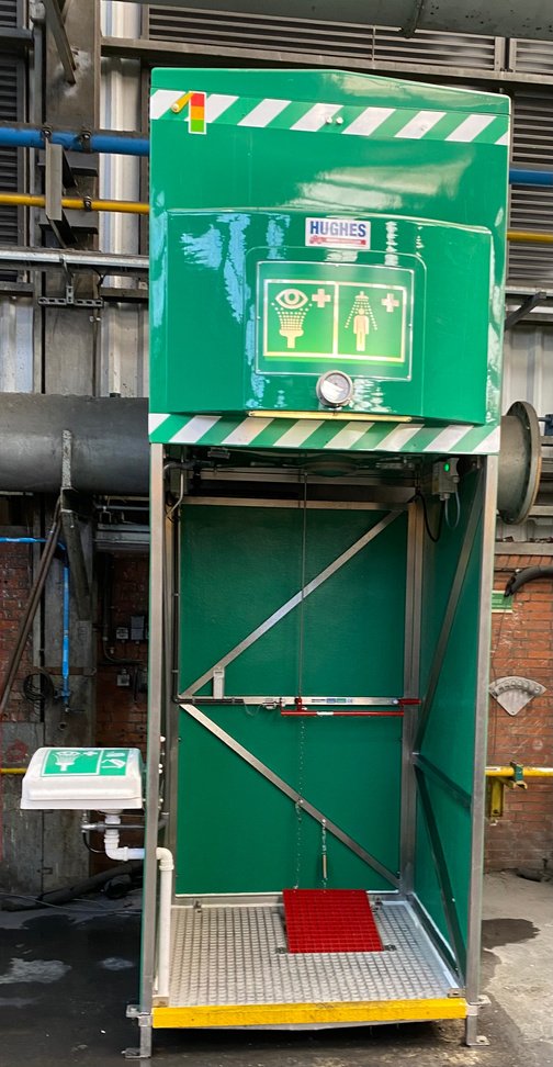 Geplaatste industriële nooddouche